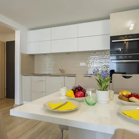 Silver By Interhome شيوفوك