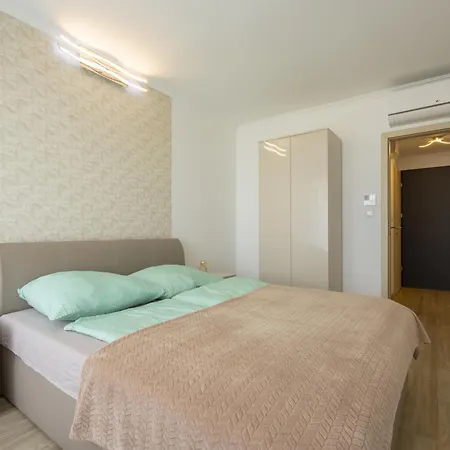 Silver By Interhome شيوفوك